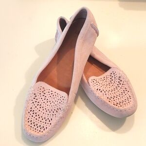 UGG CLAIR PERFORATED SUEDE LOAFERS/MOCCASINS SIZE 8 Soft Pink